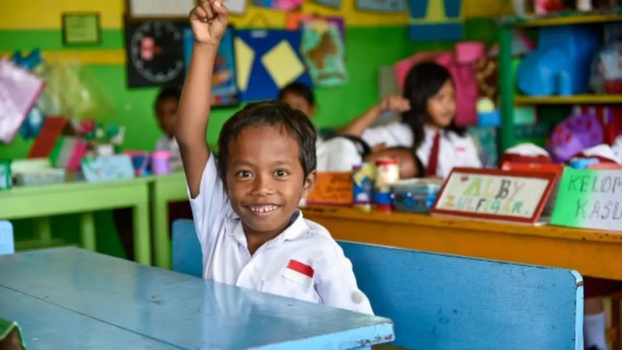 Pada 13 Juni 2023, Reza Asrofi, usia 9 tahun, siswa kelas dua di SD Nimbokrang I, dengan percaya diri mengangkat tangan di Nimbokrang, Kabupaten Jayapura, Provinsi Papua, Indonesia. (Dok UNICEF)