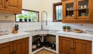 10 Inspirasi Dapur dengan Bak Cuci Piring Sudut yang Hemat Ruang dan Tidak Becek, Tak Perlu Pakai Keset