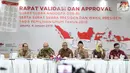 Ketua KPU RI, Arief Budiman (ketiga kiri) memimpin rapat validasi dan persetujuan surat suara pemilihan Presiden dan Wakil Presiden serta anggota DPR RI pemilu 2019 di Jakarta, Jumat (4/1). (Liputan6.com/Helmi Fithriansyah)