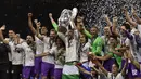 Kapten Real Madrid, Sergio Ramos, mengangkat piala merayakan gelar juara Liga Champions bersama rekan-rekannya di Stadion Millenium, Cardiff, Sabtu (3/6/2017). Madrid menang 4-1 atas Juventus. (AFP/Javier Soriano)