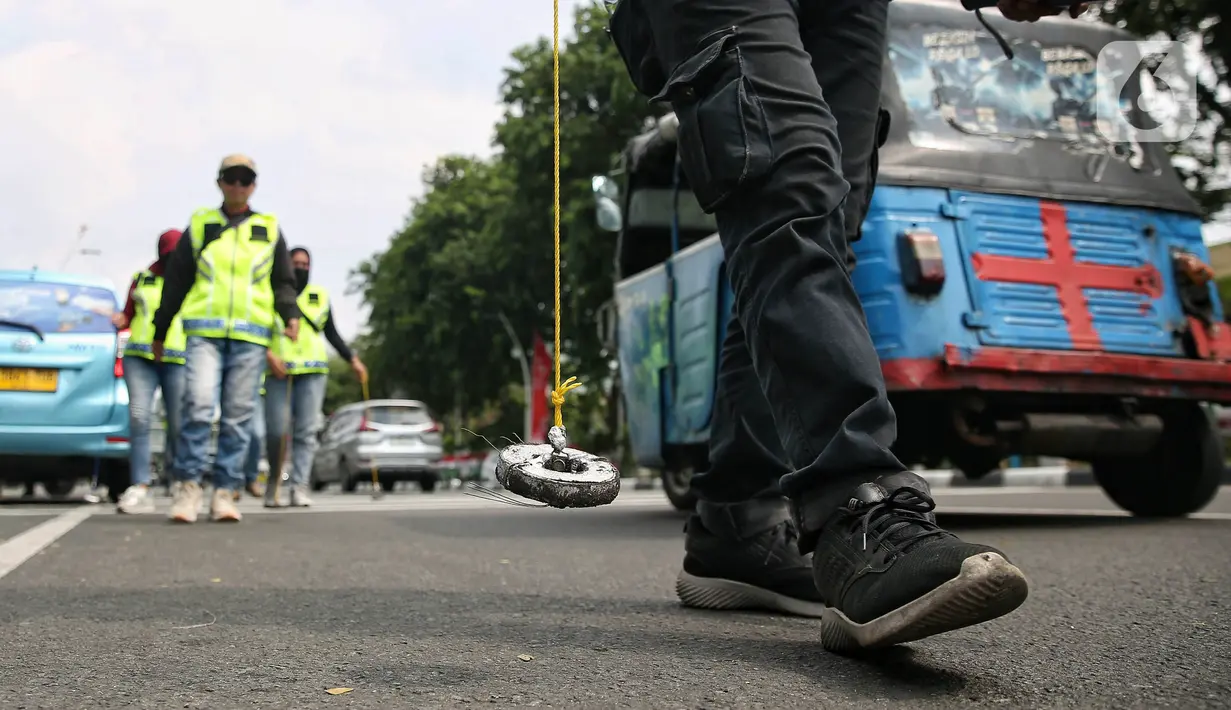 Hasilnya, ditemukan puluhan paku dan potongan kawat yang dapat membahayakan pengendara. (Liputan6.com/Angga Yuniar)