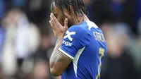 Eskpresi kecewa Raheem Sterling setelah eksekusi penaltinya ke gawang Leicester City gagal berbuah gol, Minggu (17/3/2024) malam WIB. (AP Photo/Dave Shopland)