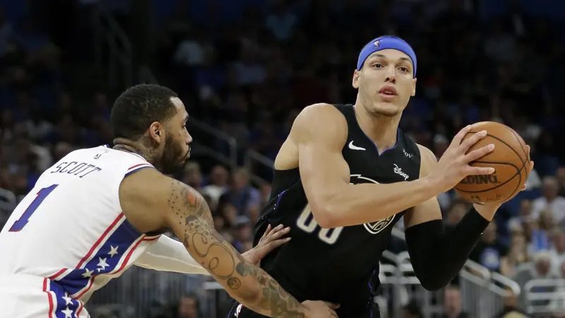 Pemain Orlando Magic Aaron Gordon berhadapan dengan Mike Scott pada lanjutan NBA