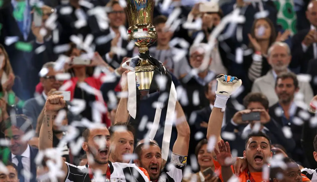 Juventus menjadi juara Coppa Italia setelah menang atas AC Milan 1-0 dalam final di Stadion Olimpico, Roma, Sabtu (21/5/2016). (Reuters/Alessandro Bianchi)