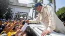 Calon Presiden nomor urut 2 Prabowo Subianto juga menyalami para pendukungnya. (AP Photo/Binsar Bakkara)