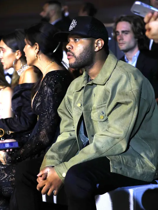Tak hanya itu, The Weeknd bahkan terlihat hadir di fashion show yang juga dihadiri oleh Bella Hadid. (HollywoodLife)