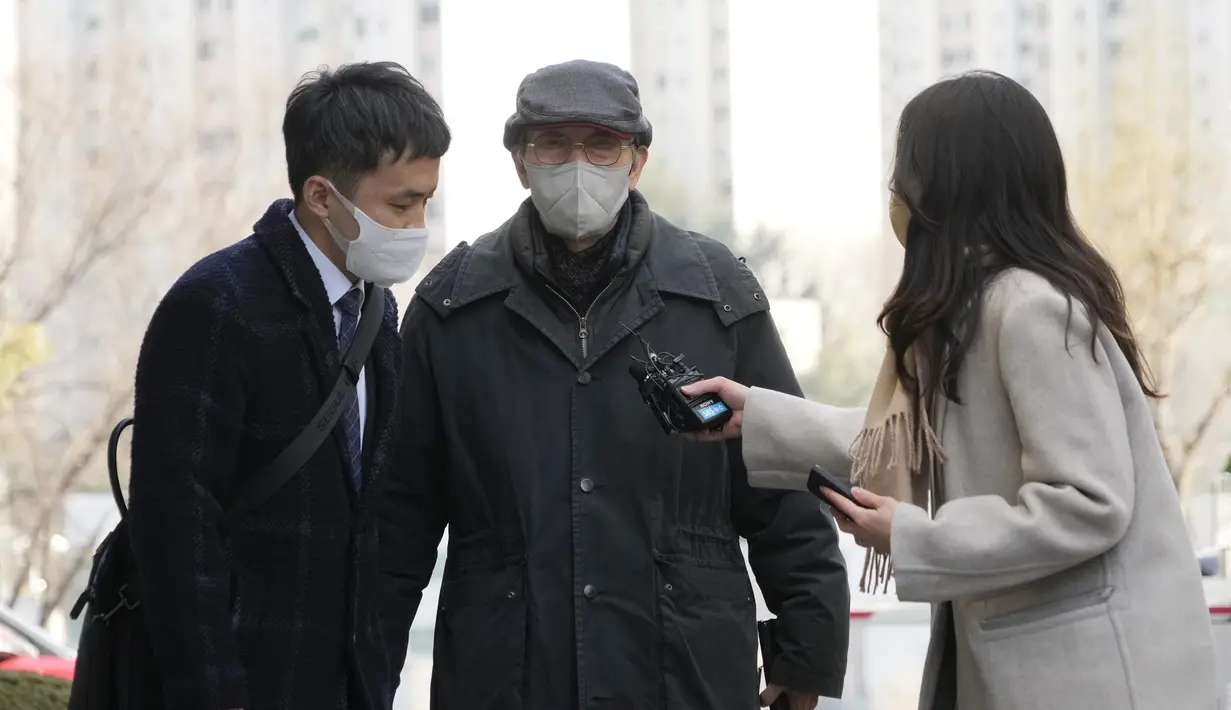Oh Young-soo tiba untuk menghadiri sidang pertama persidangan di cabang Pengadilan Distrik Suwon di Seongnam, Korea Selatan, Jumat, 3 Februari 2023. Kantor Kejaksaan Distrik Suwon Cabang Seongnam mendakwa pemeran berusia 78 tahun itu atas tuduhan penyerangan tidak senonoh. (AP Photo/Ahn Young-joon)