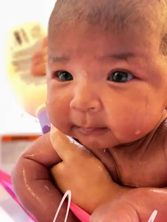 Ulang bulan ke dua, Khloe Kardashian mengunggah foto menggemaskan True Thompson saa sedang mandi. (instagram/khloekardashian)