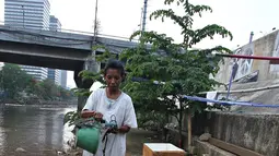 Warga memanfaatkan air sungai untuk kebutuhan sehari-hari di kawasan Latuharhari, Jakarta Pusat, Selasa (1/12). Karena hanya beberapa sungai yang bisa diproses menjadi air bersih. (Liputan6.com/Immanuel Antonius)