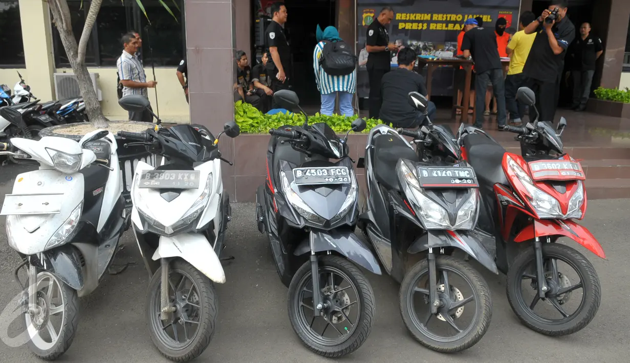 Lima motor bebek jenis matic diamankan Polres Jaksel saat membekuk pelaku begal yang kerap beraksi di Mampang Prapatan, Jakarta, Selasa (19/1). Keduanya membekali diri dengan korek api berbentuk revolver serta pisau dapur. (Liputan6.com/Faisal R Syam)