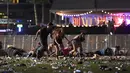 Sejumlah pengunjung berlari dari festival musik Route 91 Harvest country setelah aksi penembakan di Las Vegas, Nevada (1/10). Penembakan dilaporkan terjadi di areal Kasino Mandalay Bay, Las Vegas, Amerika Serikat. (David Becker/Getty Images/AFP)