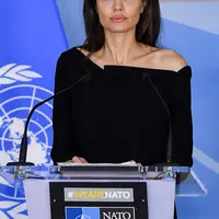 Pesona Angelina Jolie tampak tak pudar meski wajahnya tak tersenyum. (REX/Shutterstock/HollywoodLife)