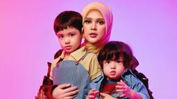 Bersama buah hatinya, tidak jarang pasangan selebriti ini kerap abadikan momen bersama seperti liburan, makan bareng hingga jalan-jalan ke luar negeri. Selalu tampil kompak, rumah tangga keduanya selama lima tahun ini terasa adem ayem dan harmonis. (Liputan6.com/IG/@rogerojey)