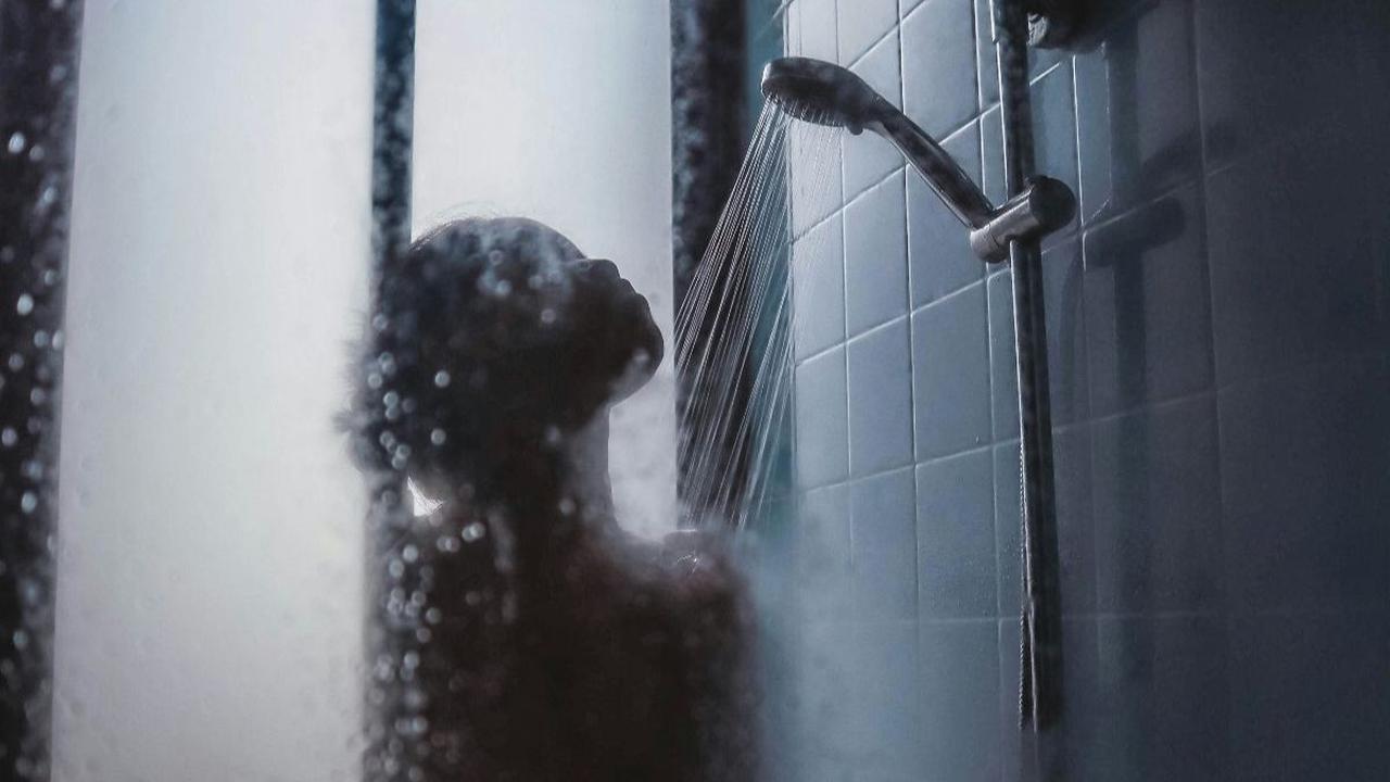 2.&nbsp;Rutin Mandi dengan Sabun Antibakteri