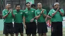 Mantan pemain Timnas Indonesia saat memberikan pelatihan kepada pesepak bola cilik di Lapangan Simprug, Jakarta, Sabtu (16/12/2017). Legenda sepak bola Indonesia ikut berpartisipasi pada MILO Football Clinic Day. (Bola.com/M Iqbal Ichsan)