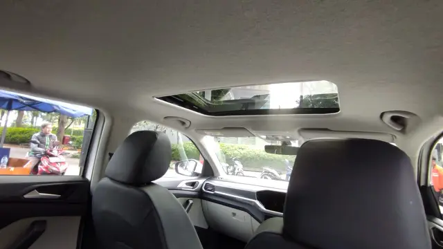 Sunroof elektrik semakin mempertegas nilai premium pada kabin T-Cross (IArief A/Liputan6.com)