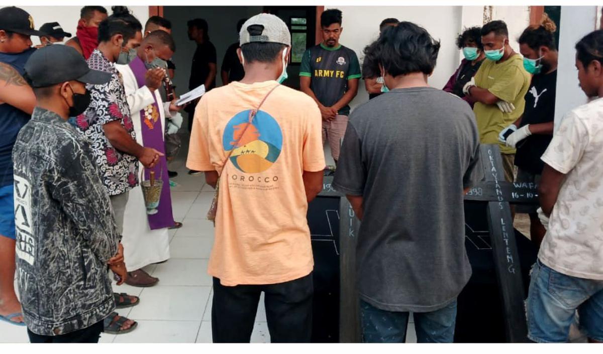 Ketika ditanya tindak lanjut kasus ini, Bayu menyatakan pihaknya bersama TNI akan menindak tegas para pelakunya yang telah membantai warga.<br>