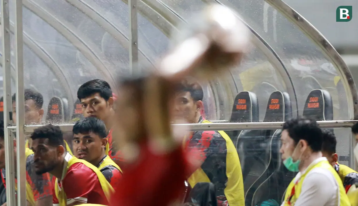 Sejumlah pemain Timnas Indonesia nampak serius mengamati lemparan ke dalam yang dilakukan Pratama Arhan pada laga melawan Curacao di Stadion Pakansari. (Bola.com/M iqbal Ichsan)