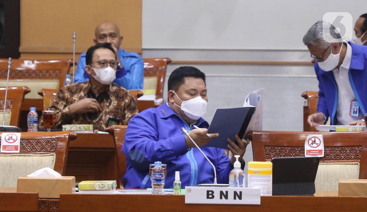 Kepala Badan Narkotika Nasional (BNN) Komjen Pol Petrus Reinhard Golose mengikuti rapat dengar pendapat dengan Komisi III DPR di Kompleks Parlemen, Senayan, Jakarta, Senin (7/6/2021). Rapat membahas penyusunan program kerja tahun 2022. (Liputan6.com/Angga Yuniar)
