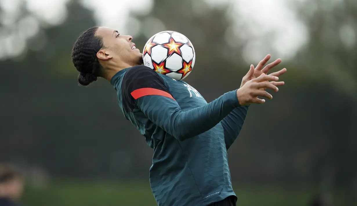 <p>Bek Liverpool, Virgil van Dijk mengontrol bola saat mengikuti sesi latihan di AXA Training Centre, Liverpool, Inggris, Selasa (26/4/2022). Liverpool akan bertanding melawan wakil Spanyol, Villarreal pada leg pertama semifinal Liga Champions di Stadion Anfield, Kamis (28/4/2022) dini hari WIB. (Peter Byrne/PA via AP)</p>