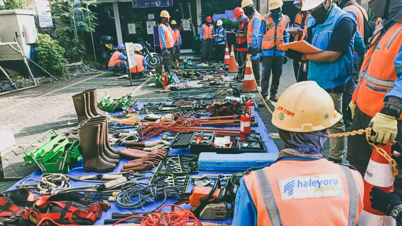 PLN  menyiagakan lebih dari 50 ribu personil  mulai dari Aceh hingga Papua untuk pengamanan infrastruktur kelistrikan jika terjadi kebanjiran, pohon tumbang maupun pengamanan jaringan. (Dok PLN)