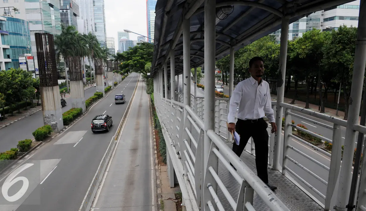 Sejumlah kendaraan melintas di Jalan HR. Rasuna Said, Jakarta, Senin (11/7). Meski libur Idul Fitri telah usai namun beberapa ruas jalan di Jakarta masih lengang. (Liputan6.com/Helmi Afandi)