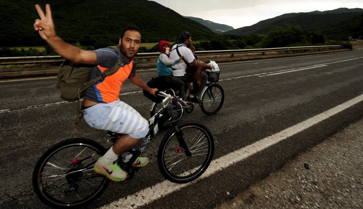 Imigran dari Suriah menaiki sepeda   di dekat perbatasan Yunani di   Makedonia, Rabu (17/6/2015). Mereka   mencari perlindungan dengan   menempuh ribuan kilometer.   (REUTERS/Ognen Teofilovski)