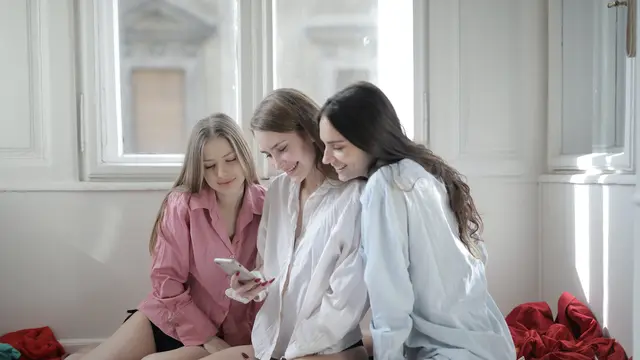 Jadi Tukang Gosip, 5 Zodiak Ini Suka Mengomentari Hidup Orang Lain