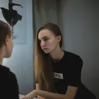 Dibayang-bayangi sosok mantan saat sudah menjalani hubungan baru memang nggak enak. (Foto: pexels.com)