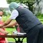 Presiden Joko Widodo atau Jokowi menjalani penapisan kesehatan saat mengikuti vaksinasi COVID-19 di Istana Kepresidenan, Jakarta, Rabu (27/1/2021). Suntikkan pertama untuk mengenalkan vaksin dan kandungan di dalamnya kepada sistem kekebalan tubuh. (Lukas/Biro Pers Sekretariat Presiden)