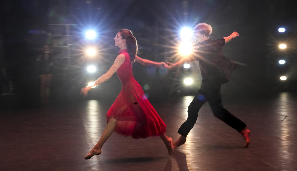 Daria Chugunova dan Lev Kopylov dari Rusia tampil pada Kompetisi Balet Internasional XIV di New Stage of the Bolshoi Theater, Moskow, Rusia, 8 Juni 2022. (AP Photo/Alexander Zemlanichenko)