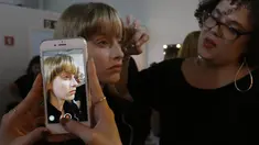 Model saat dirias wajahnya di belakang panggung sebelum tampil membawakan busana koleksi Beira selama Sao Paulo Fashion Week di Sao Paulo, Brasil (16/10/2019). SPFW ke-48 akan berlangsung hingga 18 Oktober.  (AP Photo / Nelson Antoine)