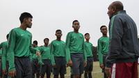 Ketum PSSI, Edy Rahmayadi, memberi komando kepada pemain Timnas Indonesia U-16 sebelum acara pelepasan di Stadion Atang Sutresna, Jakarta Timur, Rabu (12/9/2017). Timnas U-16 akan mengikuti kualifikasi Piala AFC U-16. (Bola.com/Vitalis Yogi Trisna)