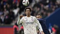 Leny Yoro saat masih memperkuat Lille, berhadapan dengan bomber PSG Kylian Mbappe dalam laga Ligue 1 2022/2023. (AP Photo/Christophe Ena, File)