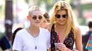 Kristen Stewart memang nggak menyembunyikan kisah cintanya bersama sang kekasih, Stella Maxwell. (US Weekly)