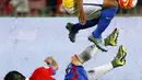 Gelandang Brasil, Douglas Costa berusaha melewati gelandang Chile, Gary Medel pada kualifikasi Piala Dunia 2018 di Santiago, Chile (8/10/2015). Chile menang atas Brasil dengan skor 2-0. (REUTERS/Ivan Alvarado)