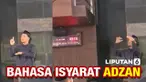 Beredar sebuah video yang menampilkan seorang pria sedang melakukan bahasa isyarat ketika adzan dikumandangkan. Video ini pun langsung viral di media sosial dan menuai beragam komentar positif.