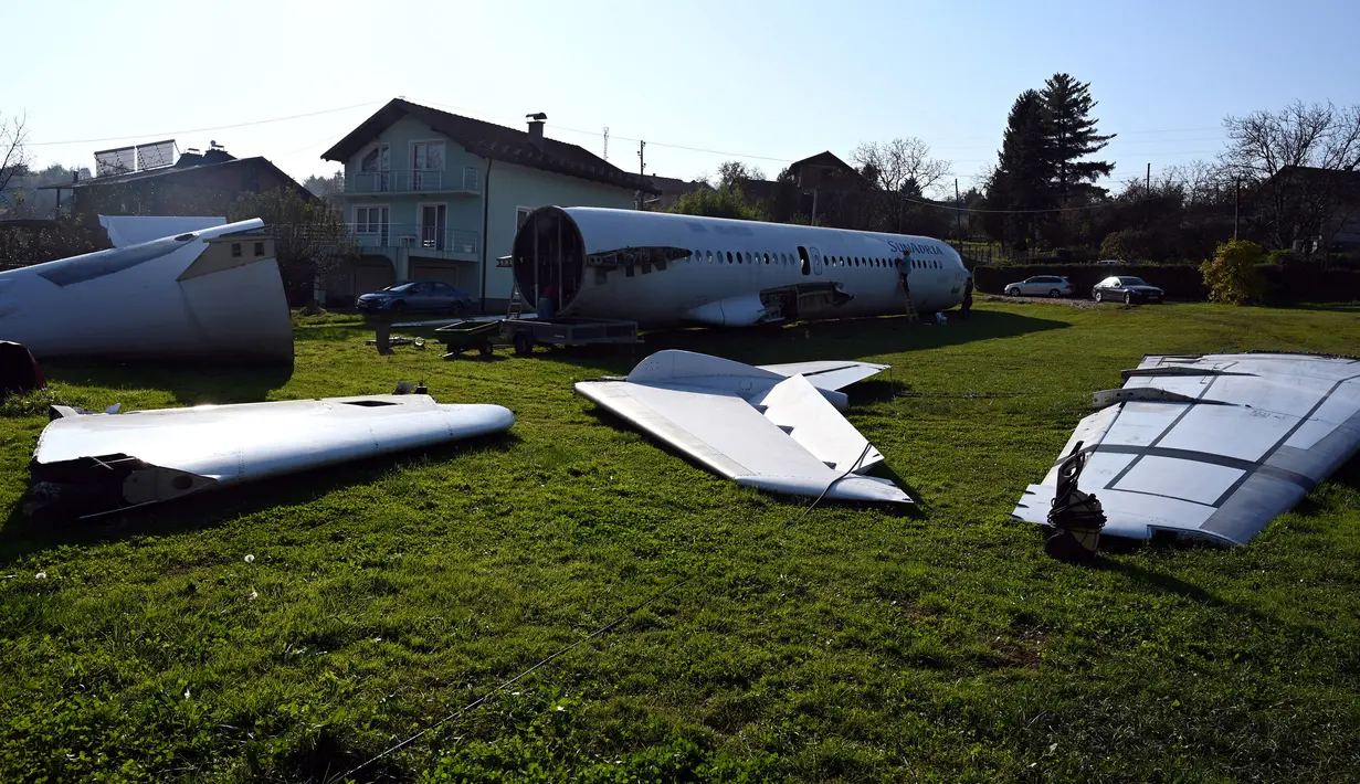 Potongan badan pesawat Fokker-100 yang terlihat diparkir di halaman rumah warga setempat di Strmec Stubicki, dekat Zagreb, Kroasia, 26 Oktober 2019. Robert Sedlar mendapatkan pesawat ini dari bandara Osijek, sekitar 340 kilometer dari Strmec Stubicki. (Denis LOVROVIC / AFP)