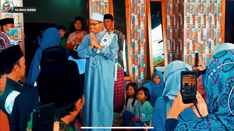 Dengan Hangat Ilyas (Garut) Menyambut Kedatangan Warga Sekitar yang Datang Untuk Mengucapkan Selamat.  courtesy : youtube Isan tea