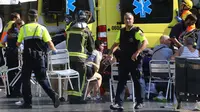Sejumlah warga yang terluka saat dirawat di di Barcelona, Spanyol, (17/8). Kepolisian Spanyol mengonfirmasi telah menewaskan empat orang yang diduga akan melancarkan serangan kedua di Cambrils. (AP Photo/Oriol Duran)