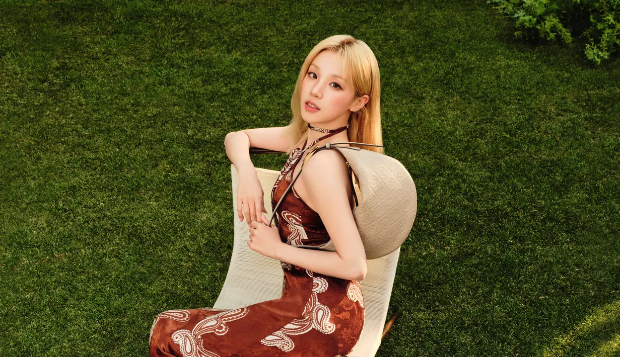 Sebagai KPop Idol, Song Yuqi punya ciri khas gaya vibrant yang jadi panutan Gen Z. Tampilan ini terlihat di kampanye terbaru Tory Burch untuk Pre-Fall 2025. [Tory Burch]