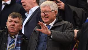 Mantan manajer Manchester United, Alex Ferguson, duduk di kursinya untuk pertandingan sepak bola persahabatan internasional antara Skotlandia dan Pantai Gading di Stadion Hill Dickinson di Liverpool, barat laut Inggris pada 31 Maret 2026. (PETER POWELL/AFP)
