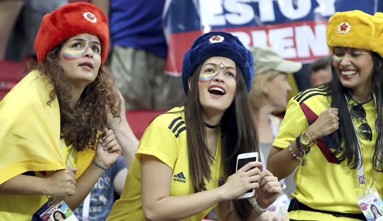 Fans Kolombia menari saat menonton timnya melawan Polandia pada grup H Piala Dunia 2018 di Kazan Arena, Kazan, Rusia, (24/6/2018). Kolombia menang 3-0 atas Polandia. (AP/Thanassis Stavrakis)