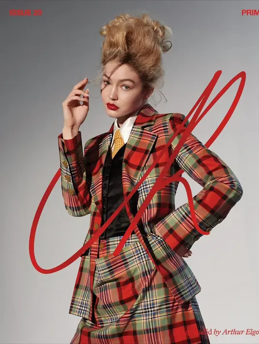 Gigi Hadid lakukan photoshoot mengenakan blazer bermotif kotak-kotak bernuansa merah. Aura alpha female terpancar sempurna dengan gaya preppy yang bold, dipadu tatanan rambut dan makeup dengan pulasan lipstik yang juga berwarna merah merona. Foto: Instagram.