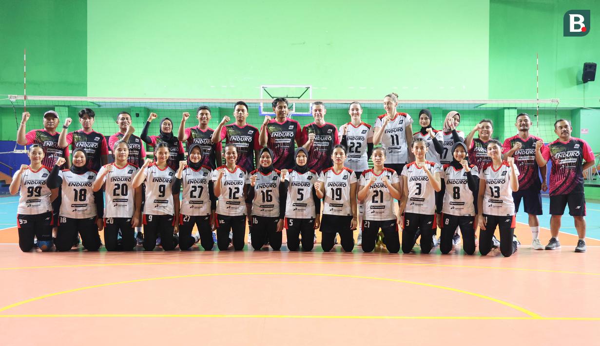 Tim Jakarta Pertamina Enduro latihan jelang laga pembuka PLN Mobile Proliga 2025 di GOR Bulungan, Jakarta Selatan pada Selasa (31/12/2024). (Bola.com/Abdul Aziz)