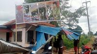 Penampakan posko relawan penolak relokasi proyek Rempang Eco City yang dirusak. (Liputan6.com/ Ajang Nurdin)