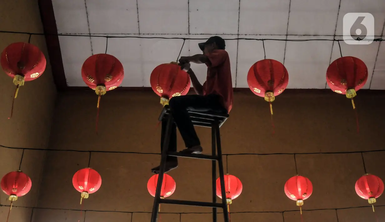Warga keturunan Tionghoa memasang lampion di Vihara Sian Jin Ku Poh, Tajur Halang, Bogor, Jawa Barat, Minggu (23/1/2022). Jelang Tahun Baru Imlek, warga keturunan Tionghoa mulai mempersolek vihara dan klenteng seperti memasang lampion dan membersihkan patung dewa. (merdeka.com/Iqbal S. Nugroho)