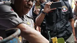 Kabid Humas Polda Metro Jaya Kombes Pol Argo Yuwono menunjukkan proses penyuntikan tabung gas di Cipayung, Jakarta, Selasa (22/1). Subdit III Sumdaling Ditreskrimsus Polda Metro Jaya membekuk empat tersangka dalam kasus ini. (Liputan6.com/Faizal Fanani)