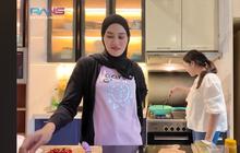 Potret Nagita Slavina Masak Buttermilik Chicken di Rumah Syahnaz Sadiqah, Bumbu Asal Cemplung Gimana Rasanya?