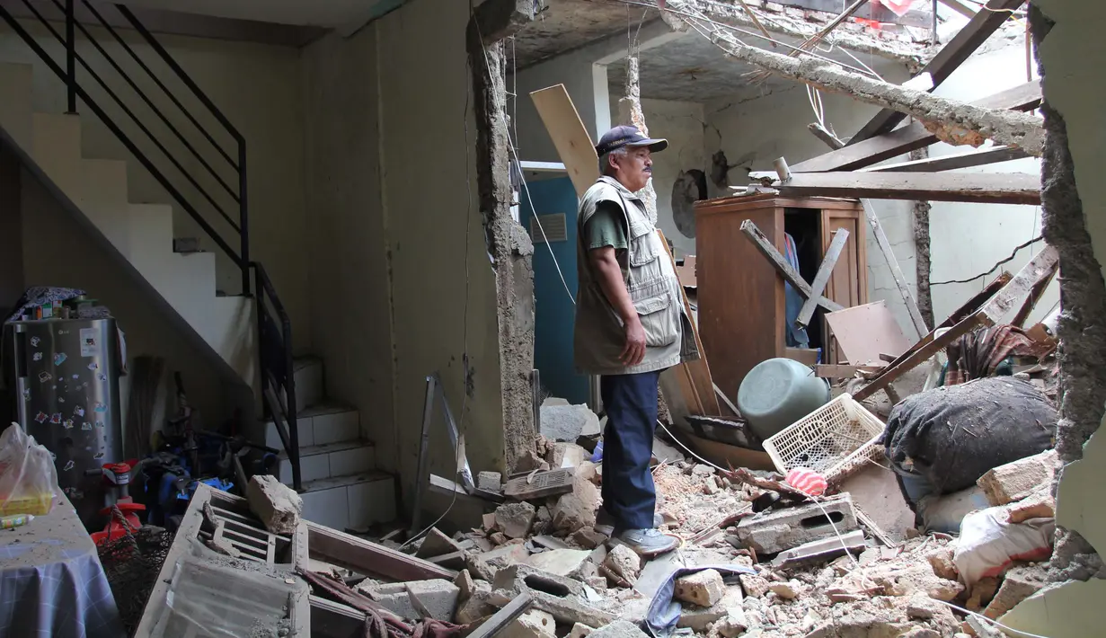 Insiden yang terjadi sekitar pukul 05.15 WIB, mengakibatkan sedikitnya 13 rumah warga mengalami kerusakan, mulai dari ringan hingga berat. (merdeka.com/Arie Basuki)